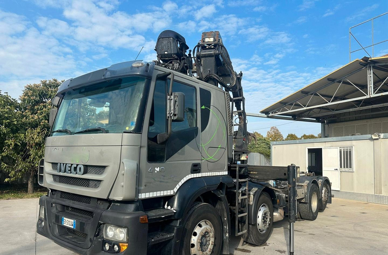 Motrice Iveco scarrabile con gru caricante - 吊钩升降车, 起重车:图1 Motrice Iveco scarrabile con gru caricante - 吊钩升降车, 起重车:图1