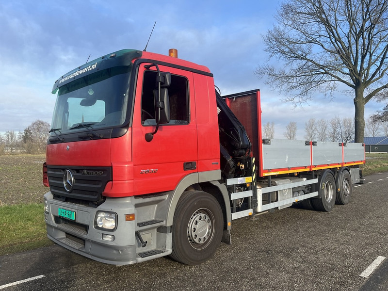 Mercedes-Benz ACTROS 2832 - 栏板式/ 平板卡车, 起重车:图2 Mercedes-Benz ACTROS 2832 - 栏板式/ 平板卡车, 起重车:图2