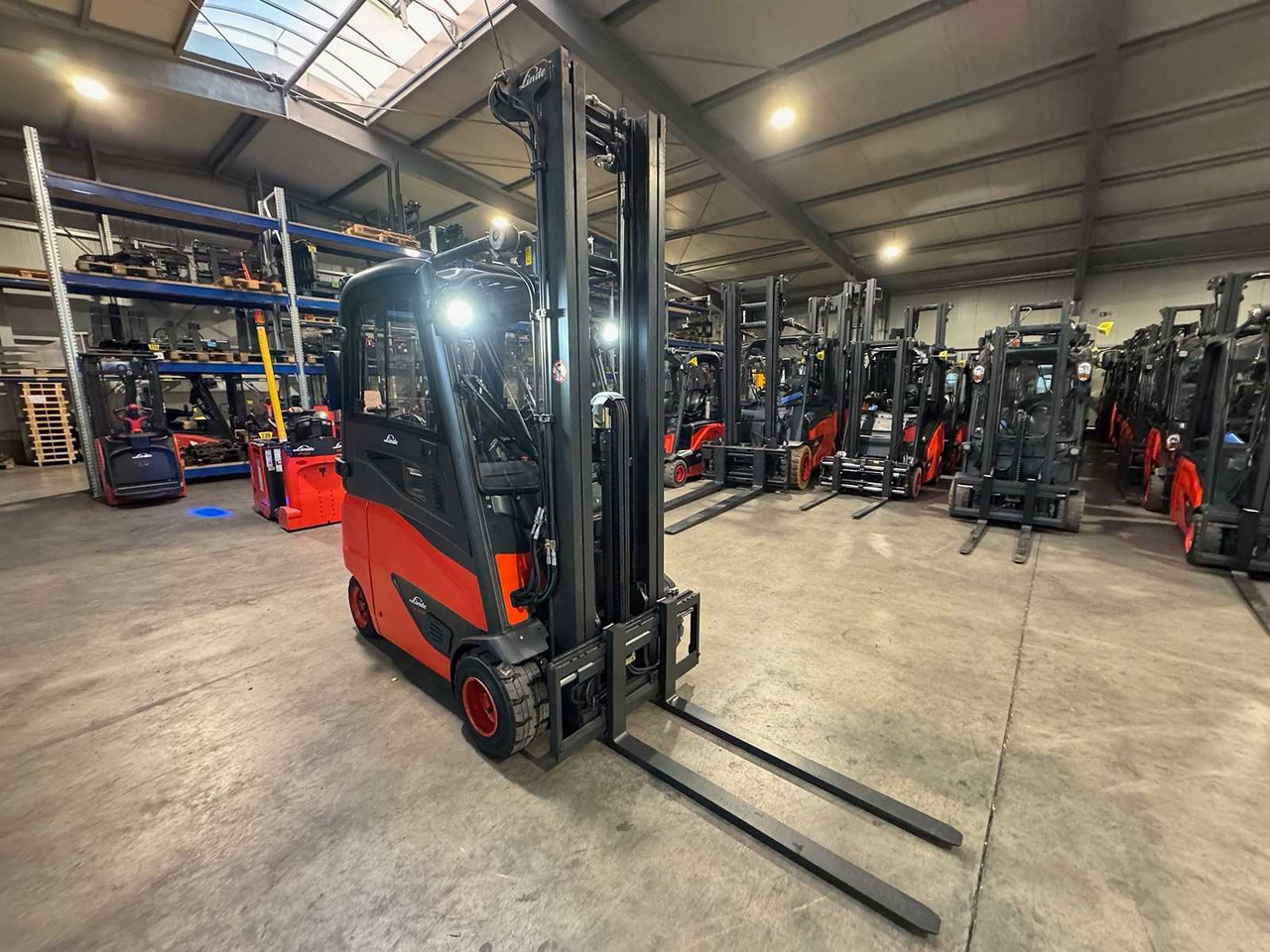 18/2023 SERVICE + UVV 10/2026 LINDE E20PH-02 2.000KG 3.+4. VALVE ELECTRIC FORKLIFT 3.988 HOURS TIRES NEW - 叉车:图4 18/2023 SERVICE + UVV 10/2026 LINDE E20PH-02 2.000KG 3.+4. VALVE ELECTRIC FORKLIFT 3.988 HOURS TIRES NEW - 叉车:图4