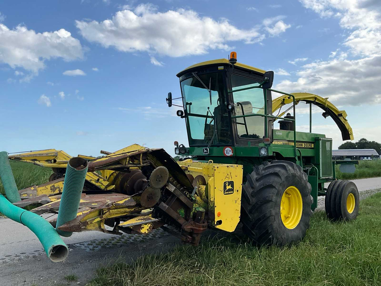 1985 JOHN DEERE 5820 FORAGE HARVESTER WITH PICK-UP/CORN BEAK AND TRAILER - 饲料收割机:图1 1985 JOHN DEERE 5820 FORAGE HARVESTER WITH PICK-UP/CORN BEAK AND TRAILER - 饲料收割机:图1