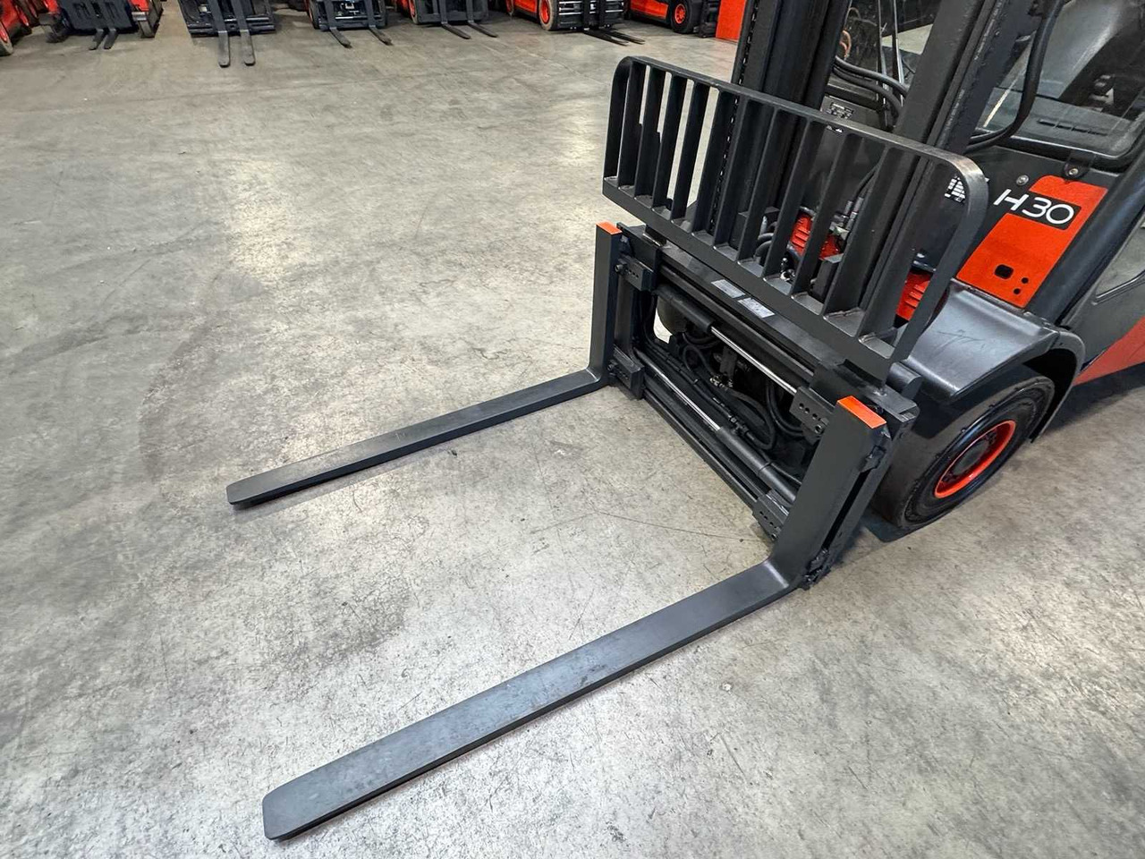 2006 LINDE H30T 3.000KG 3.+4. - 叉车:图2 2006 LINDE H30T 3.000KG 3.+4. - 叉车:图2