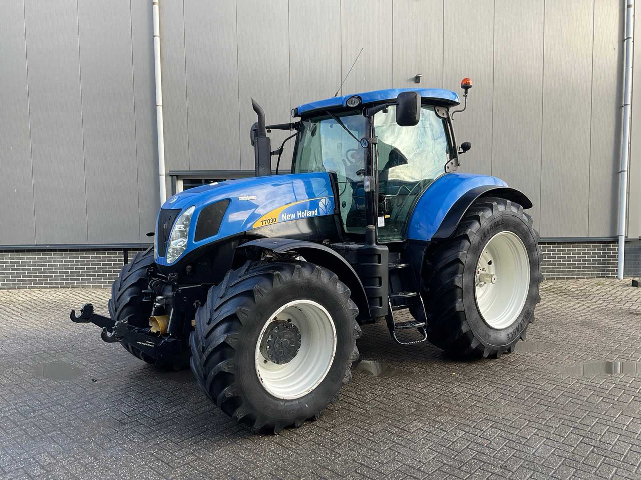 2011 NEW HOLLAND T7030 AUTOCOMMAND FOUR WHEEL DRIVE FARM TRACTOR - 拖拉机:图1 2011 NEW HOLLAND T7030 AUTOCOMMAND FOUR WHEEL DRIVE FARM TRACTOR - 拖拉机:图1