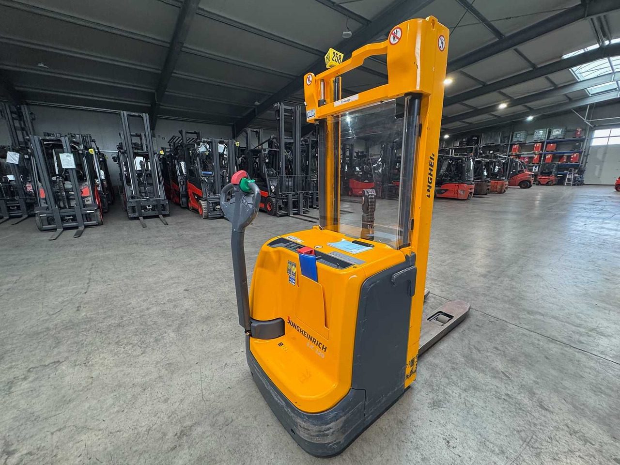 2015 JUNGHEINRICH EJC220 2,000KG STACKER PALLET TRUCK ANT FREE LIFT - 叉车:图1 2015 JUNGHEINRICH EJC220 2,000KG STACKER PALLET TRUCK ANT FREE LIFT - 叉车:图1
