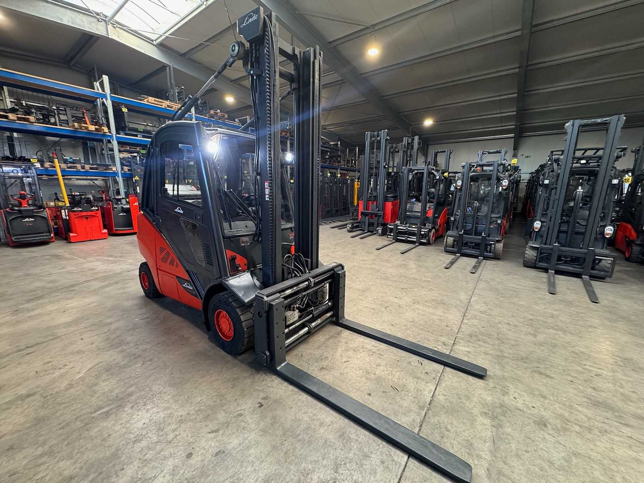 2016 LINDE H30T 3.000KG 3.+4TH VALVE FORK ADJUSTER GAS FORKLIFT FORKLIFT - 叉车:图4 2016 LINDE H30T 3.000KG 3.+4TH VALVE FORK ADJUSTER GAS FORKLIFT FORKLIFT - 叉车:图4