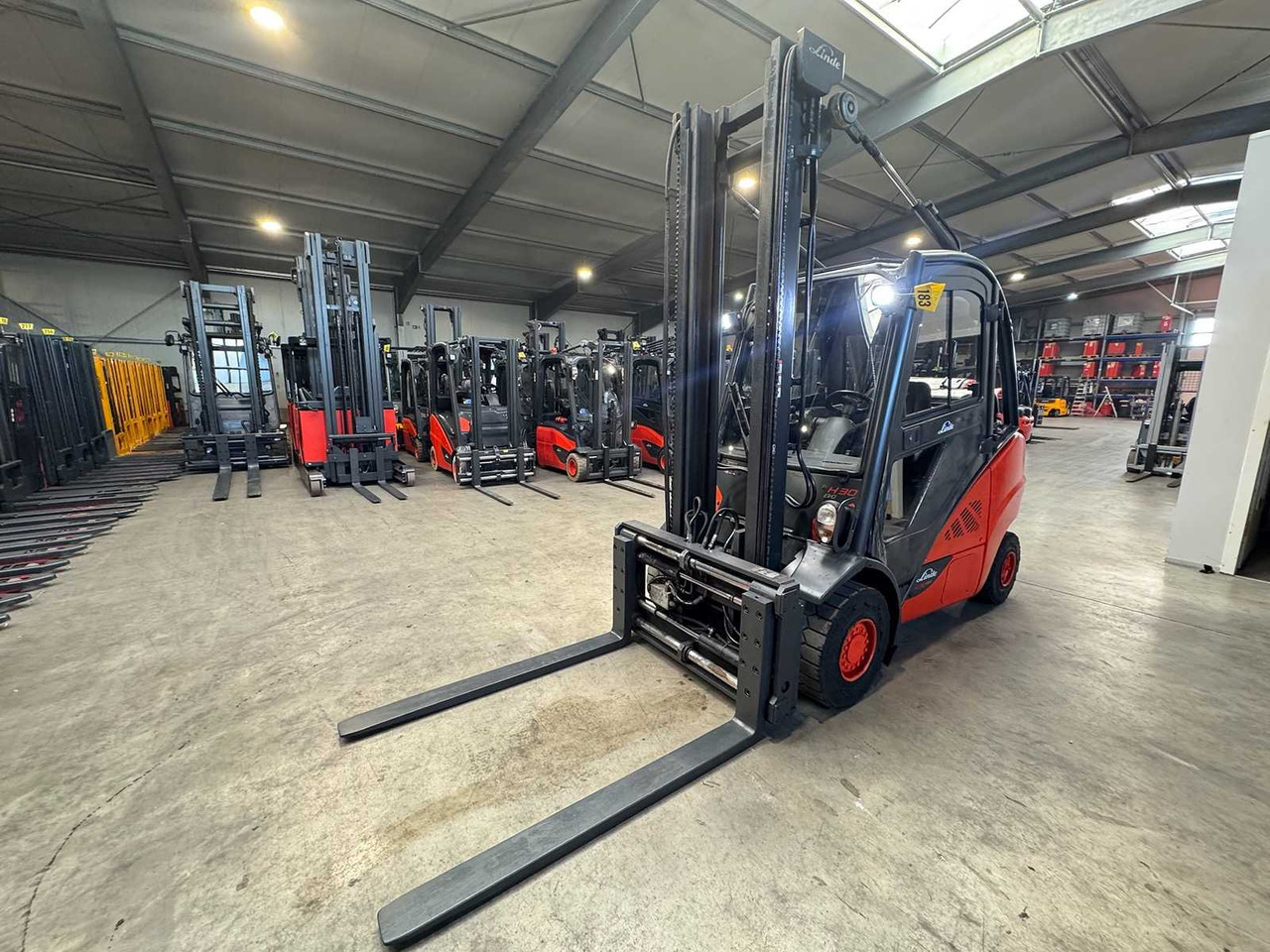 2016 LINDE H30T 3.000KG 3.+4TH VALVE FORK ADJUSTER GAS FORKLIFT FORKLIFT - 叉车:图2 2016 LINDE H30T 3.000KG 3.+4TH VALVE FORK ADJUSTER GAS FORKLIFT FORKLIFT - 叉车:图2