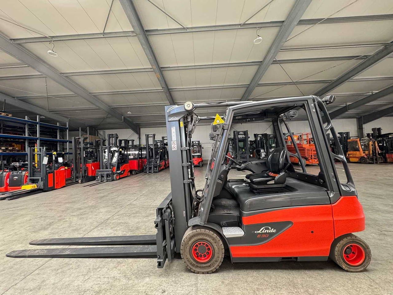 2018 SERVICE + UVV 07/2026 LINDE E30L TRIPLEX 3.+4. - 叉车:图2 2018 SERVICE + UVV 07/2026 LINDE E30L TRIPLEX 3.+4. - 叉车:图2