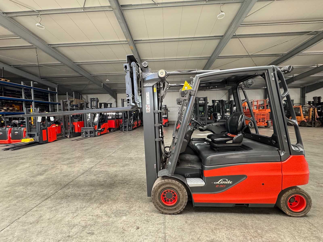2018 SERVICE + UVV 07/2026 LINDE E30L TRIPLEX 3.+4. - 叉车:图3 2018 SERVICE + UVV 07/2026 LINDE E30L TRIPLEX 3.+4. - 叉车:图3