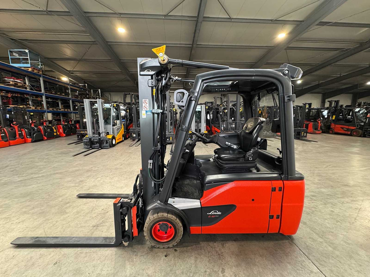 2018 SERVICE+UVV 10/2026 LINDE E18L EVO TRIPLEX 3RD + 4TH VALVE FORK ADJUSTER ELECTRIC FORKLIFT 6,055 HOURS - 叉车:图1 2018 SERVICE+UVV 10/2026 LINDE E18L EVO TRIPLEX 3RD + 4TH VALVE FORK ADJUSTER ELECTRIC FORKLIFT 6,055 HOURS - 叉车:图1