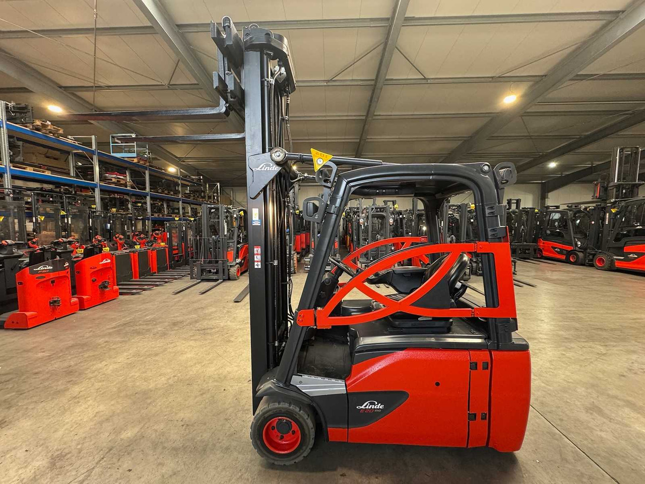 2018 SERVICE + UVV 10/2026 LINDE E20L EVO 2.000KG TRIPLEX 680CM ELECTRIC FORKLIFT FORKLIFT - 叉车:图1 2018 SERVICE + UVV 10/2026 LINDE E20L EVO 2.000KG TRIPLEX 680CM ELECTRIC FORKLIFT FORKLIFT - 叉车:图1