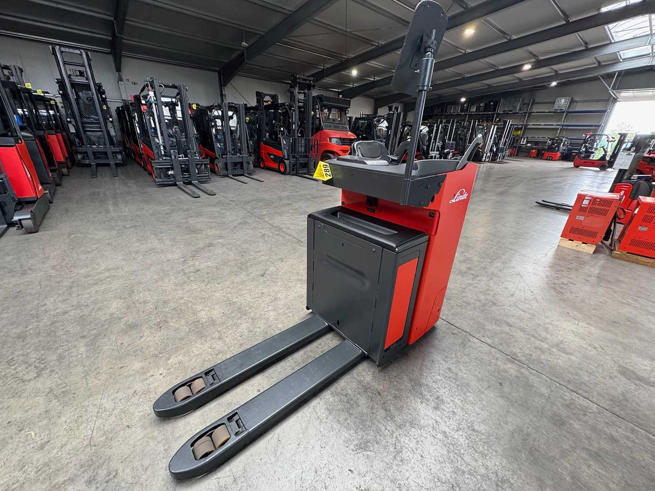 BATTERY 46/2023 BJ.2020 SERVICE + UVV 08/2026 LINDE T20R PALLET TRUCK STACKER ANT 4,715 HOURS - 叉车:图5 BATTERY 46/2023 BJ.2020 SERVICE + UVV 08/2026 LINDE T20R PALLET TRUCK STACKER ANT 4,715 HOURS - 叉车:图5