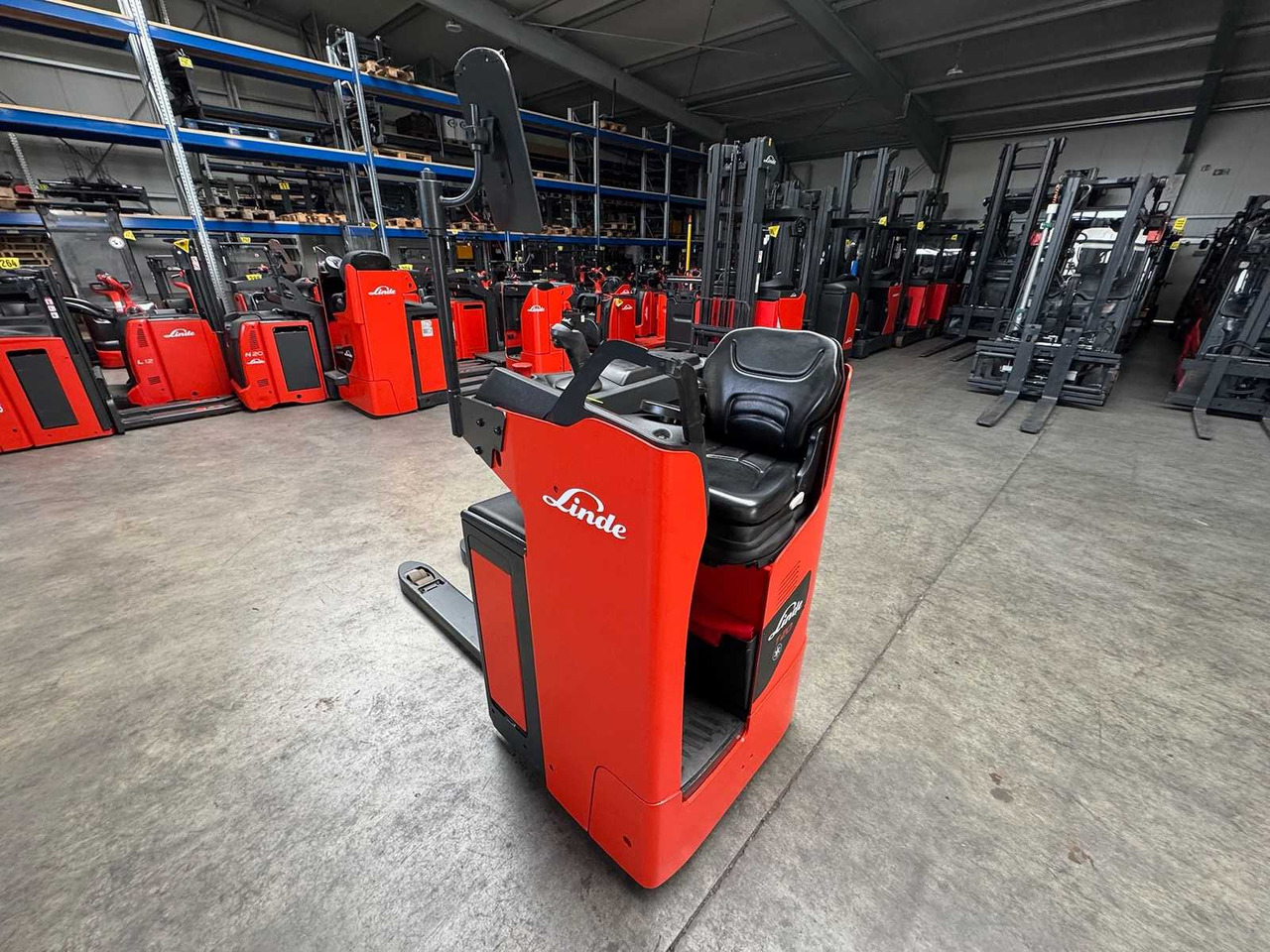 BATTERY 46/2023 BJ.2020 SERVICE + UVV 08/2026 LINDE T20R PALLET TRUCK STACKER ANT 4,715 HOURS - 叉车:图4 BATTERY 46/2023 BJ.2020 SERVICE + UVV 08/2026 LINDE T20R PALLET TRUCK STACKER ANT 4,715 HOURS - 叉车:图4