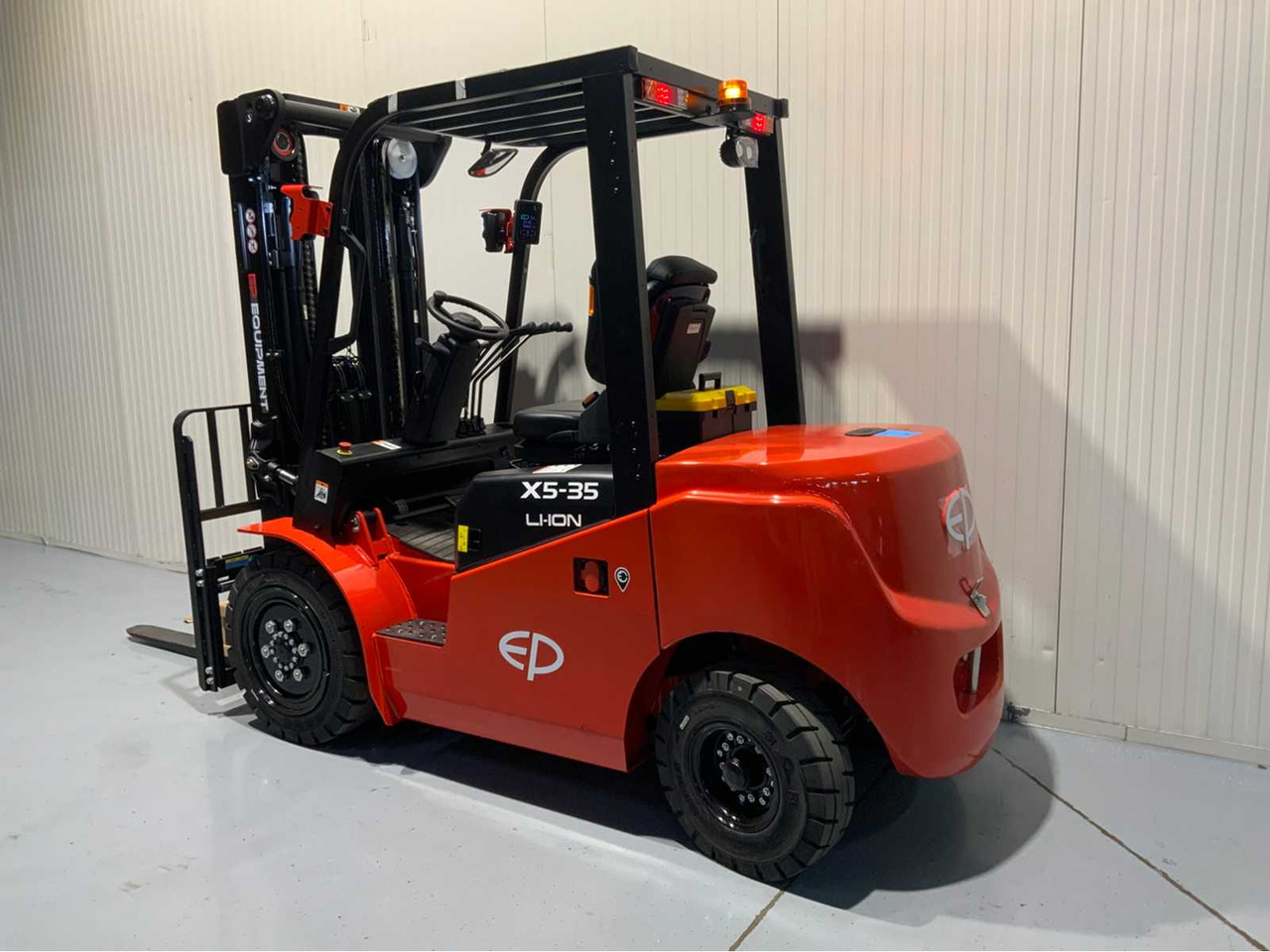 EP 3500KG LIFTING CAPACITY- 4.8 METER PLYWOOD, FREE-LIFT, SIDE-SHIFT FORKLIFT - 叉车:图3 EP 3500KG LIFTING CAPACITY- 4.8 METER PLYWOOD, FREE-LIFT, SIDE-SHIFT FORKLIFT - 叉车:图3