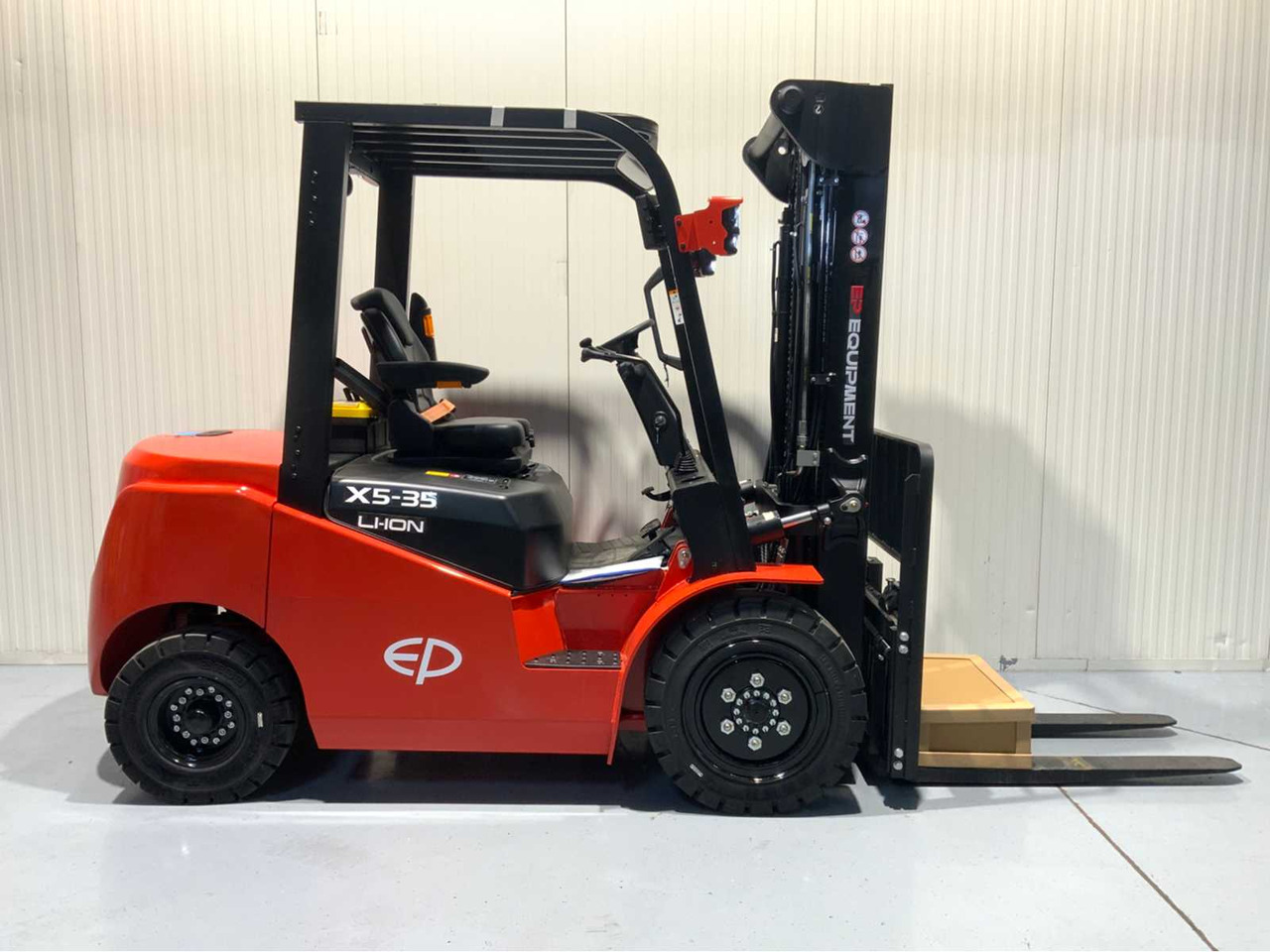 EP 3500KG LIFTING CAPACITY- 4.8 METER PLYWOOD, FREE-LIFT, SIDE-SHIFT FORKLIFT - 叉车:图5 EP 3500KG LIFTING CAPACITY- 4.8 METER PLYWOOD, FREE-LIFT, SIDE-SHIFT FORKLIFT - 叉车:图5