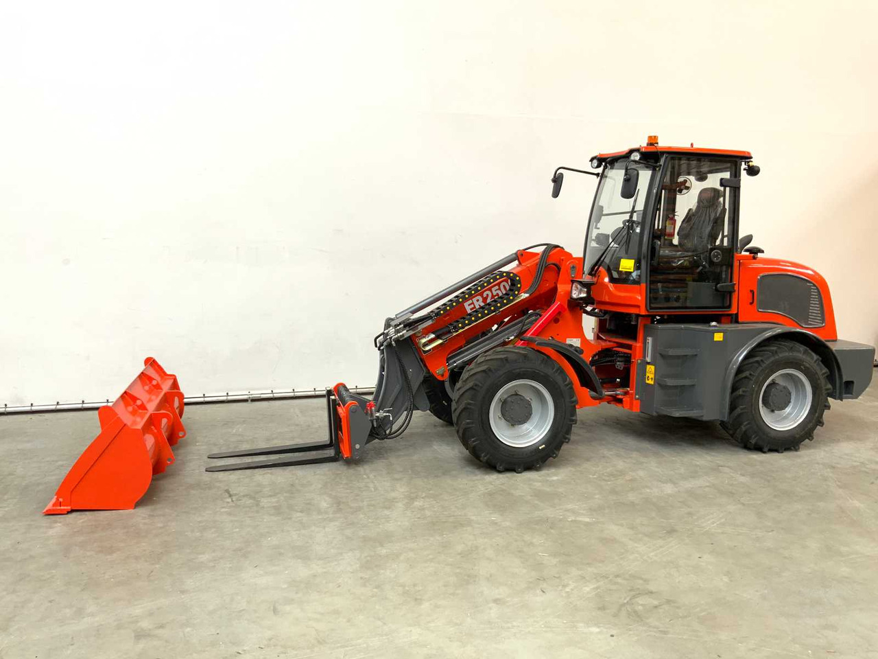 EVERUN - 2025 - ER2500 - TELESCOPIC WHEEL LOADER - 轮式装载机:图2 EVERUN - 2025 - ER2500 - TELESCOPIC WHEEL LOADER - 轮式装载机:图2