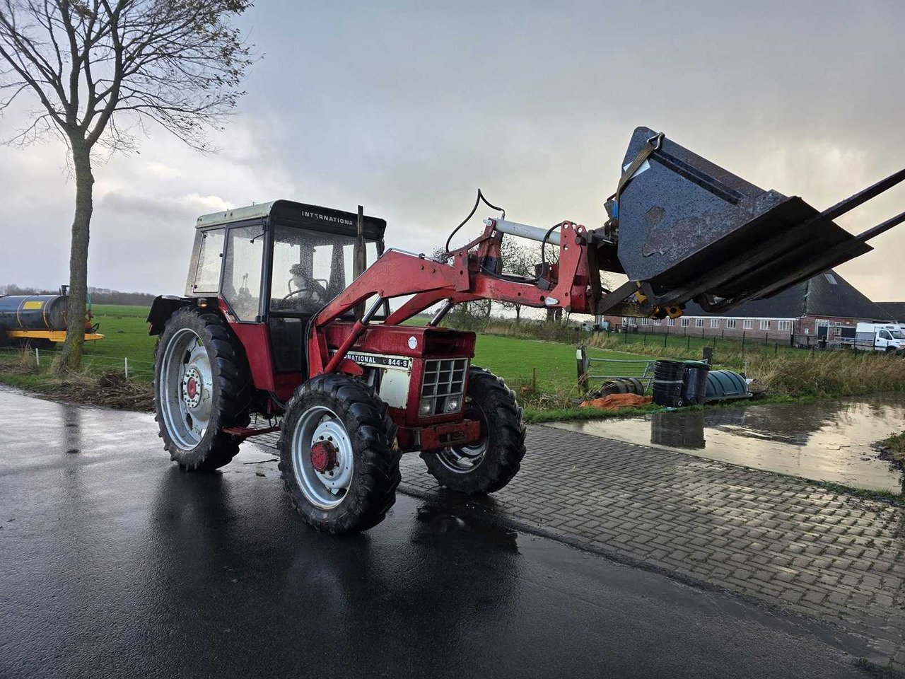 INTERNATIONAL 844-S ALL-WHEEL DRIVE FARM TRACTOR - 拖拉机:图2 INTERNATIONAL 844-S ALL-WHEEL DRIVE FARM TRACTOR - 拖拉机:图2