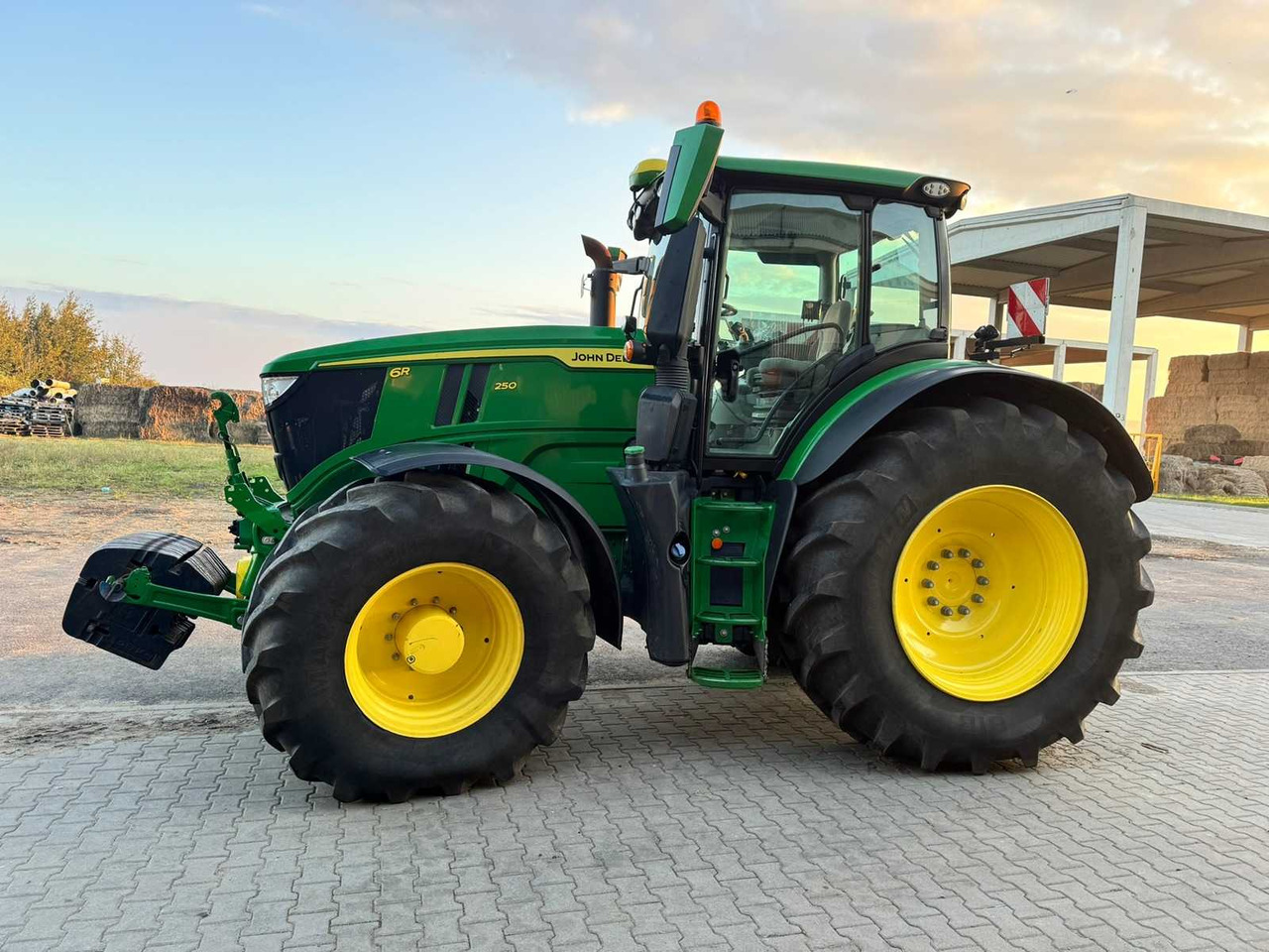 JOHN DEERE 6R 250 - E18 - 拖拉机:图2 JOHN DEERE 6R 250 - E18 - 拖拉机:图2