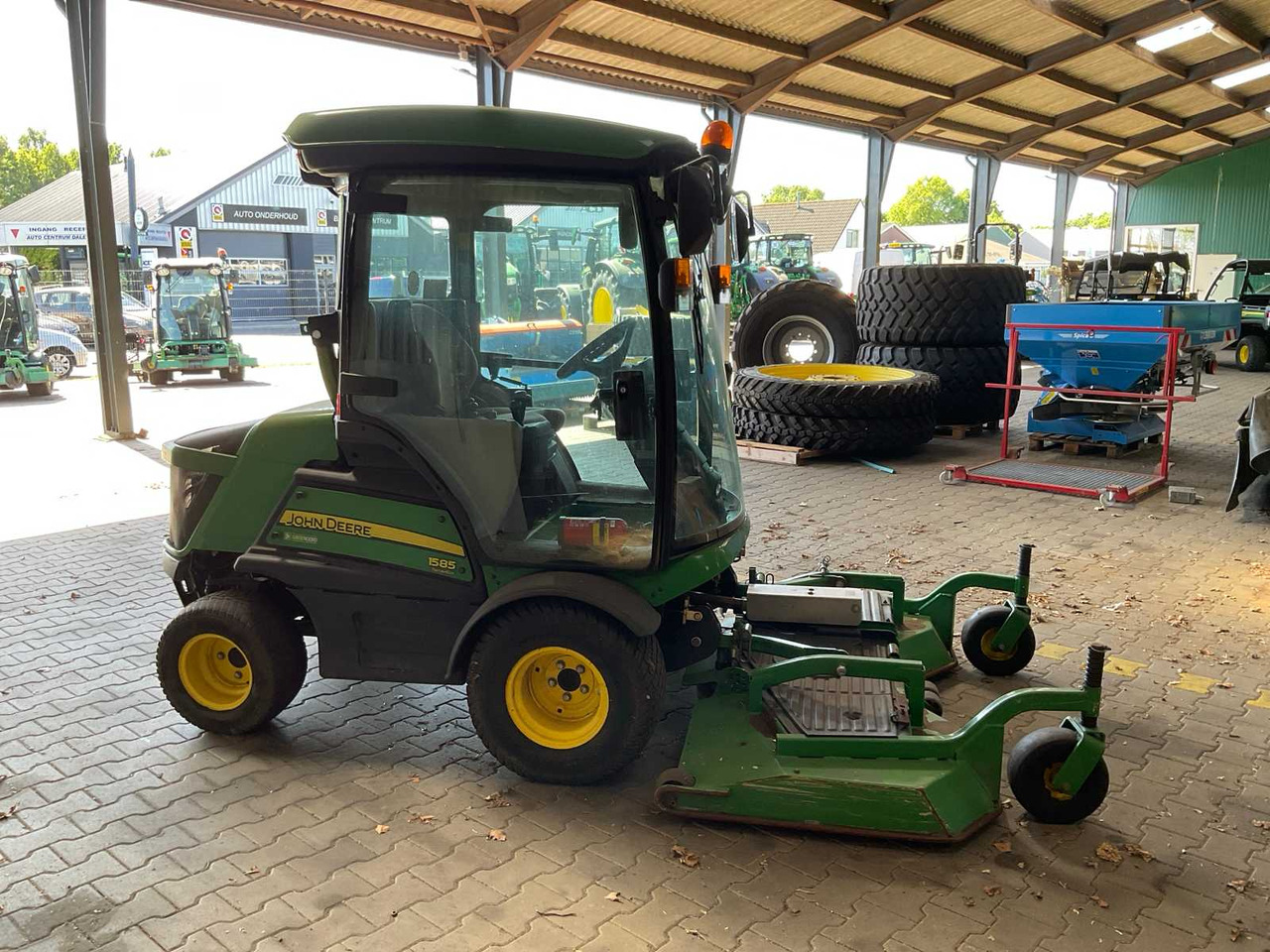 John Deere 1585 TerrainCut - 园林割草机:图5 John Deere 1585 TerrainCut - 园林割草机:图5