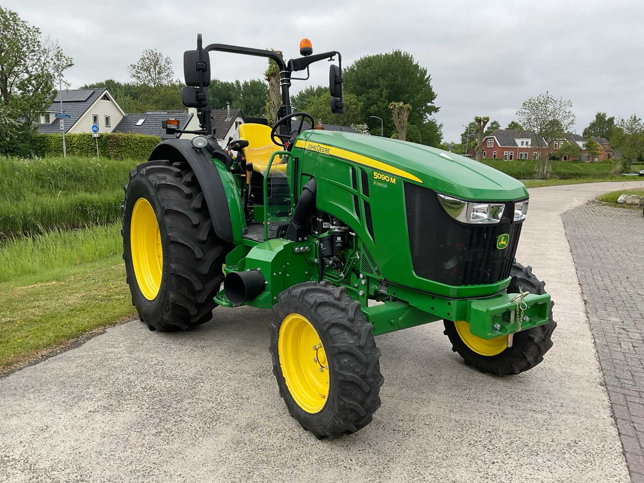 John Deere 5090M - 拖拉机:图4 John Deere 5090M - 拖拉机:图4
