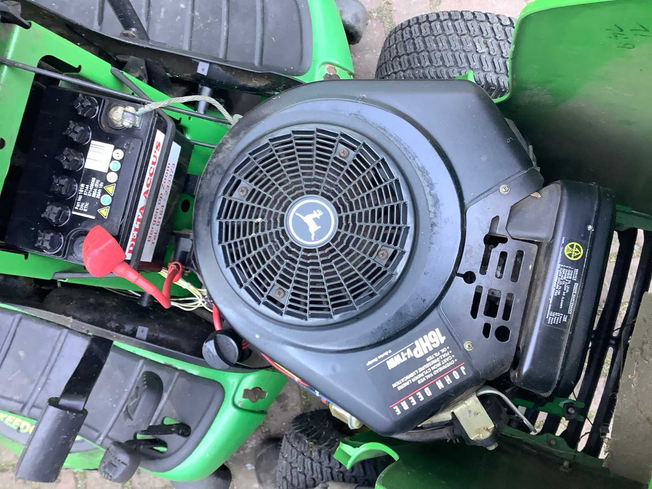 John Deere LT166 Tractor - 园林割草机:图4 John Deere LT166 Tractor - 园林割草机:图4