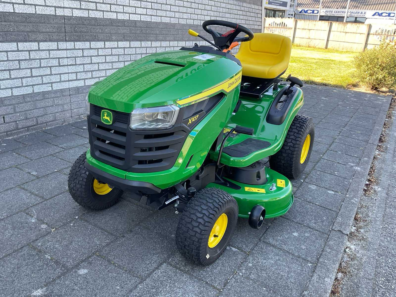 John Deere X107 - 园林割草机:图1 John Deere X107 - 园林割草机:图1