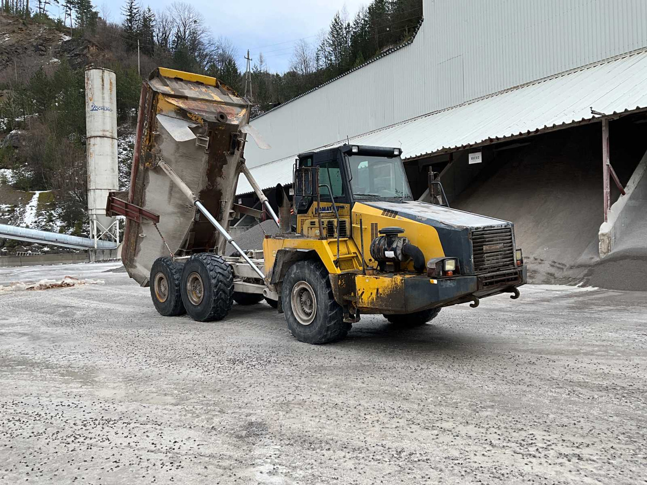 Komatsu HM300-2 - 自卸车:图2 Komatsu HM300-2 - 自卸车:图2