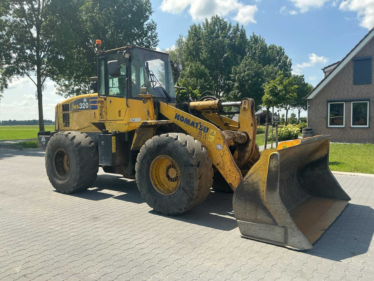 Komatsu WA320-5H - 轮式装载机:图3 Komatsu WA320-5H - 轮式装载机:图3