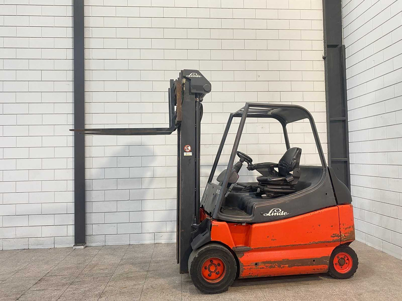 LINDE - 2002 - E 30/600 - FORKLIFT TRUCK - 叉车:图1 LINDE - 2002 - E 30/600 - FORKLIFT TRUCK - 叉车:图1