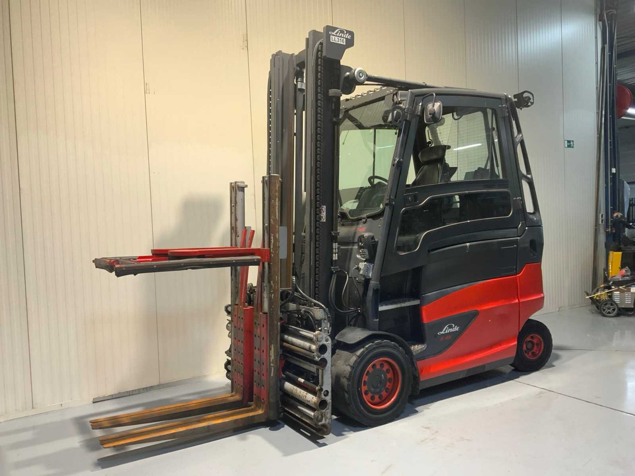 LINDE E45 FORKLIFT TRUCK, 2020, MULTIPLE FORK POSITIONER, - 叉车:图1 LINDE E45 FORKLIFT TRUCK, 2020, MULTIPLE FORK POSITIONER, - 叉车:图1