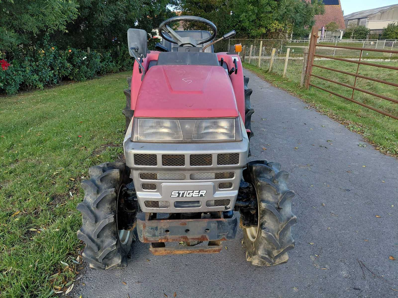 Shibaura P185F - 紧凑型拖拉机:图2 Shibaura P185F - 紧凑型拖拉机:图2