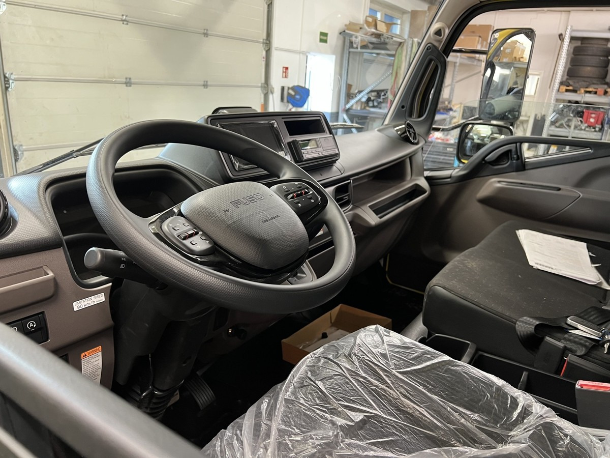 Interior photo 1: 新的 驾驶室底盘卡车 FUSO FUSO 9C18 Canter  4750 GSR Mod. 2025