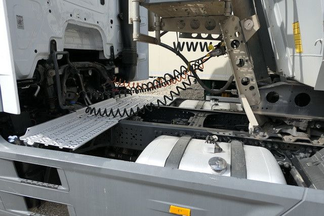 Mercedes-Benz 1843 LS Actros, MP4, Retarder, 2x Tank, Spoiler - 牵引车:图3 Mercedes-Benz 1843 LS Actros, MP4, Retarder, 2x Tank, Spoiler - 牵引车:图3