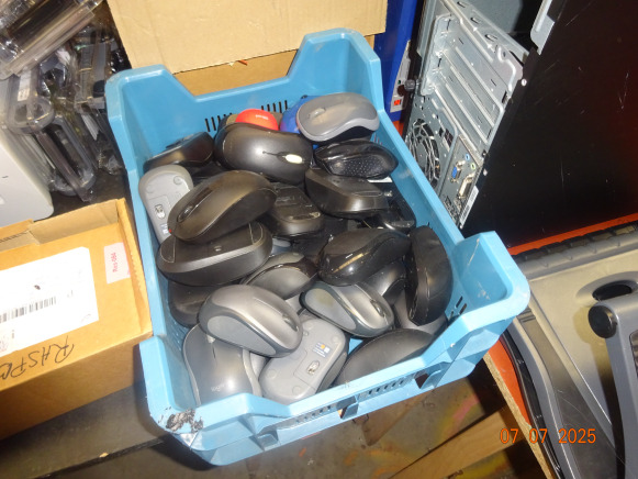 1 SENSEO PHILIPS, 3 disques durs dont 2 neufs, 4 lecteurs de carte, 2 stations NAS Synologie, sans dique, type DS213, films de protection pour GSM, 1 chargeur GSM - 食品机械:图2 1 SENSEO PHILIPS, 3 disques durs dont 2 neufs, 4 lecteurs de carte, 2 stations NAS Synologie, sans dique, type DS213, films de protection pour GSM, 1 chargeur GSM - 食品机械:图2