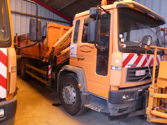 Camion benne + grue auxiliaire Volvo FL6E 19.0 - 翻斗车, 起重车:图1 Camion benne + grue auxiliaire Volvo FL6E 19.0 - 翻斗车, 起重车:图1