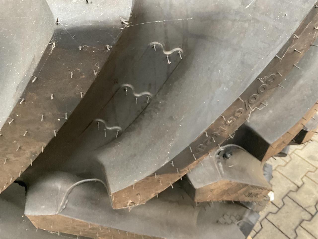 BKT 600/65R28 - 轮胎 适用于 农业机械:图5 BKT 600/65R28 - 轮胎 适用于 农业机械:图5