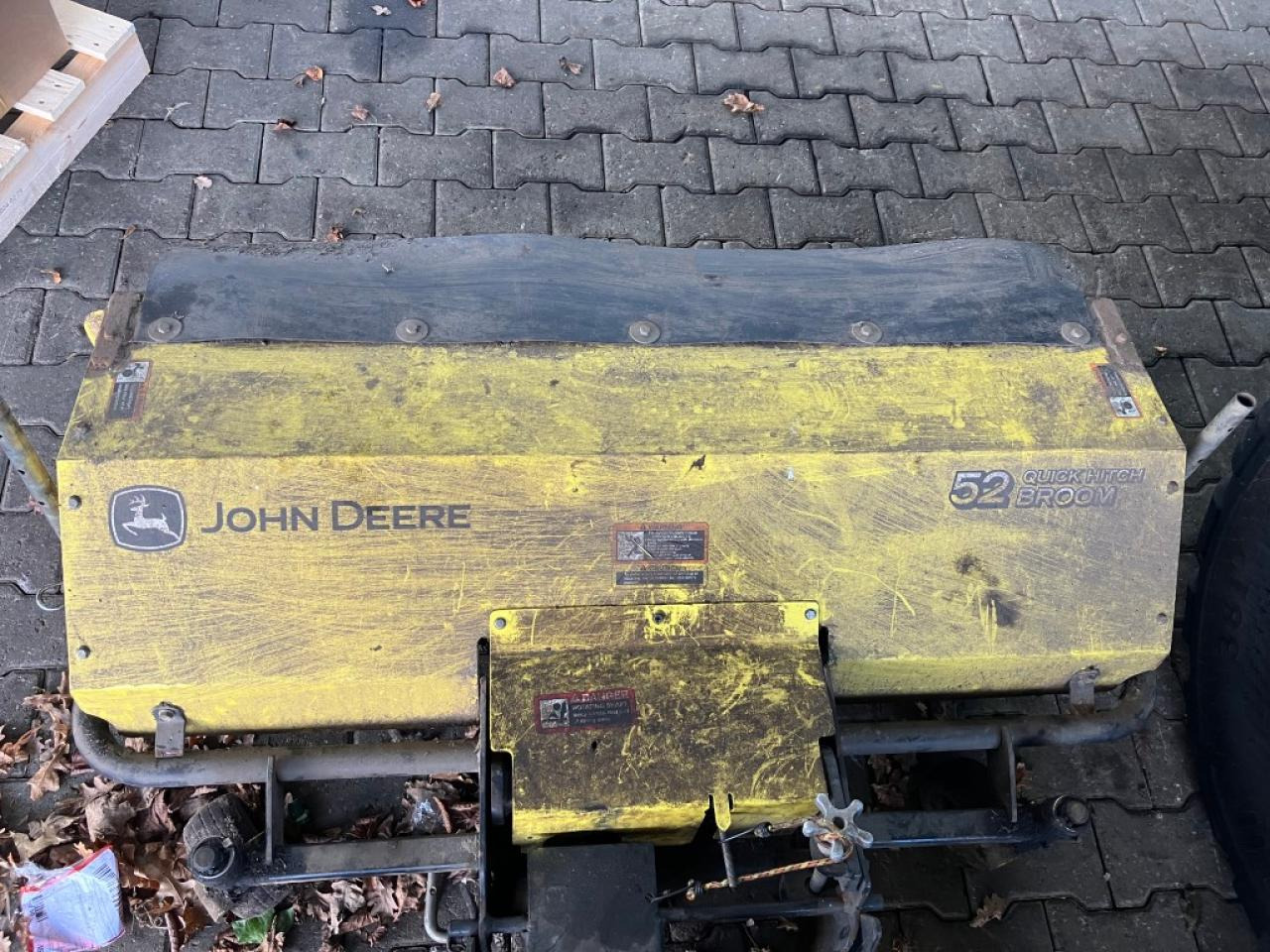John Deere 52 inch Broom - 扫地机:图2 John Deere 52 inch Broom - 扫地机:图2