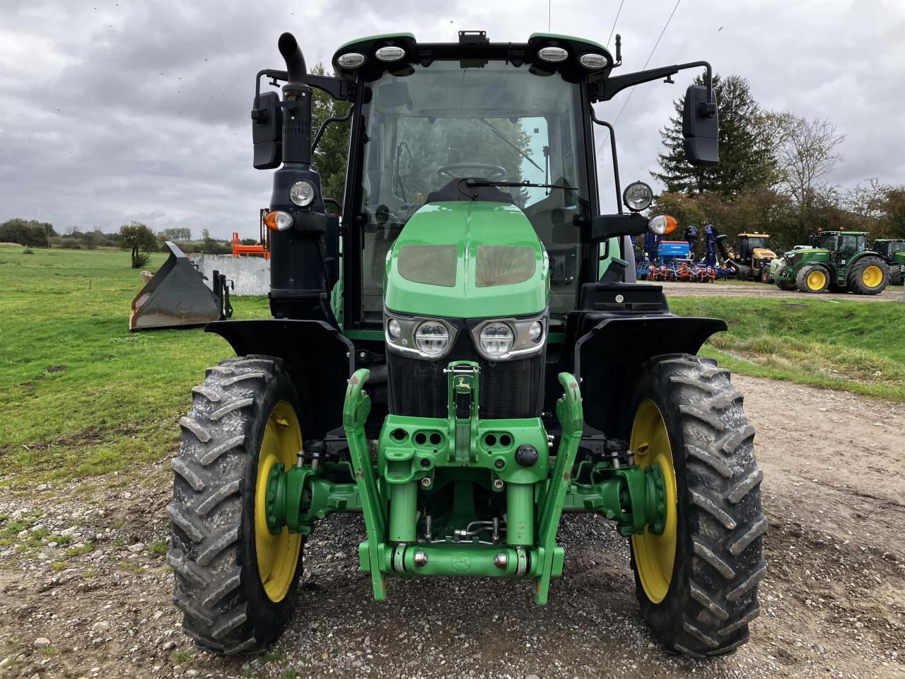 John Deere 6120M - 拖拉机:图2 John Deere 6120M - 拖拉机:图2