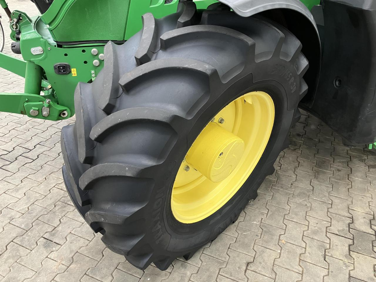 John Deere 6145R - 拖拉机:图2 John Deere 6145R - 拖拉机:图2