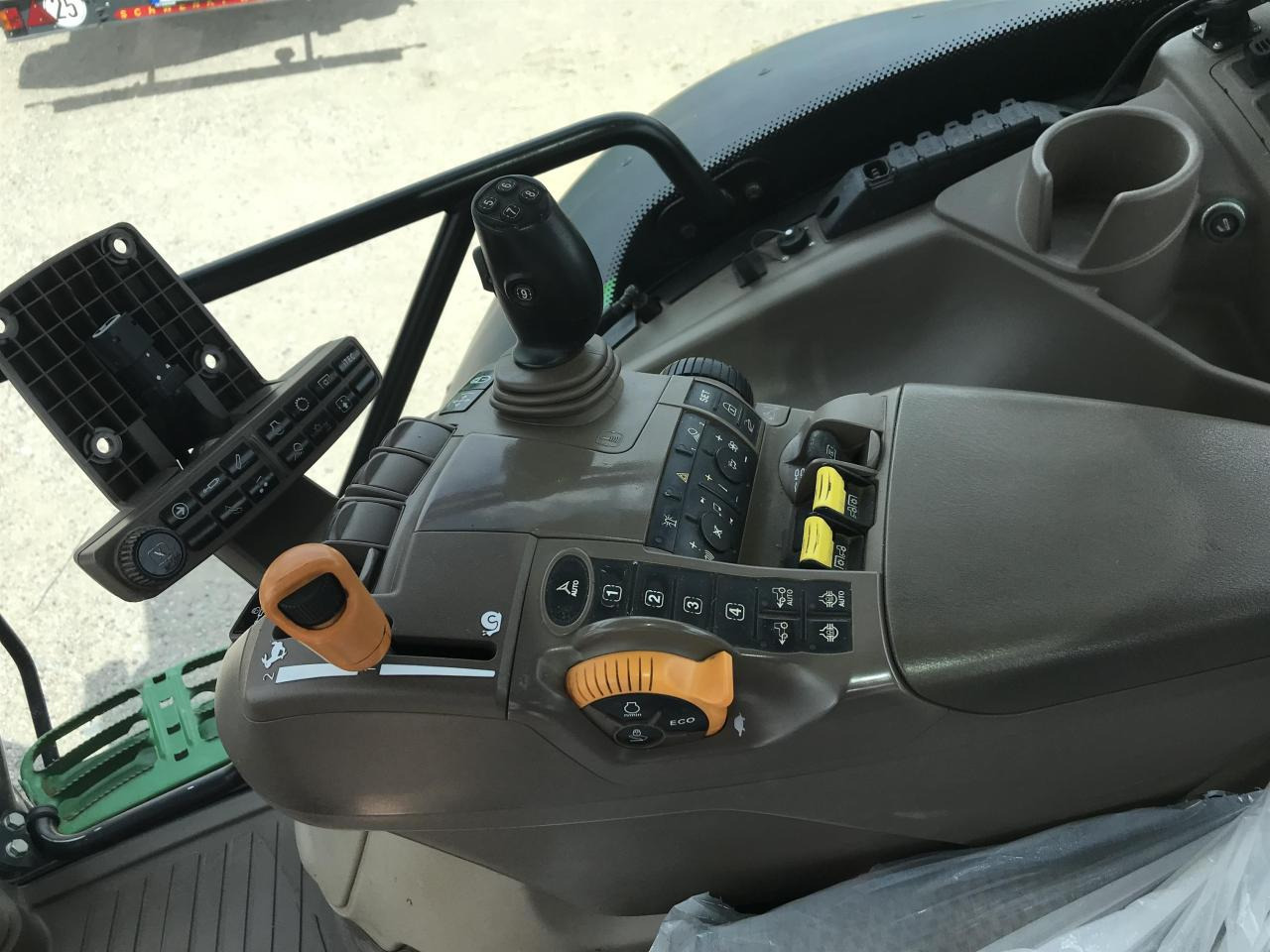 拖拉机 John Deere 6215R：图8