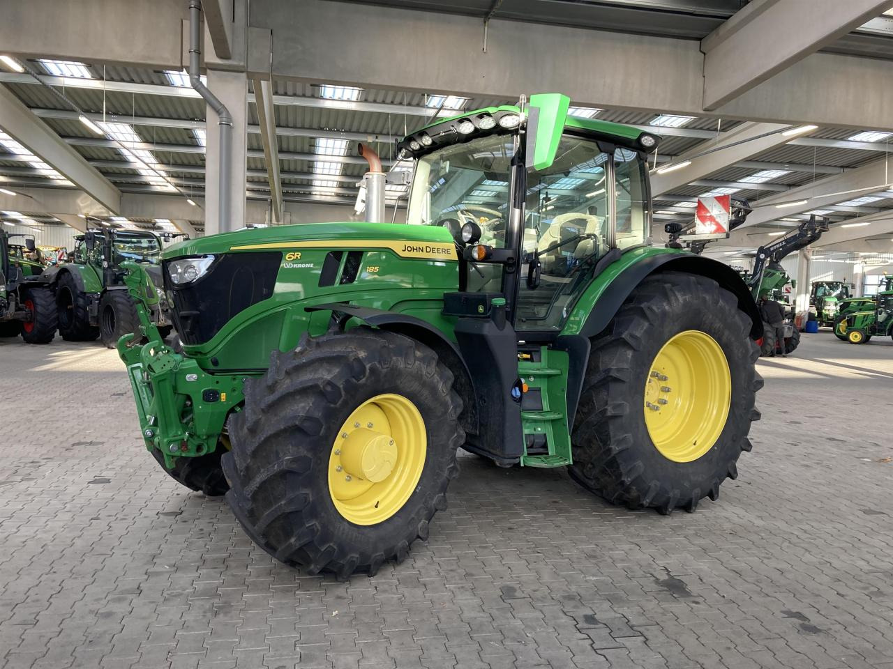 John Deere 6R 185 - 拖拉机:图1 John Deere 6R 185 - 拖拉机:图1