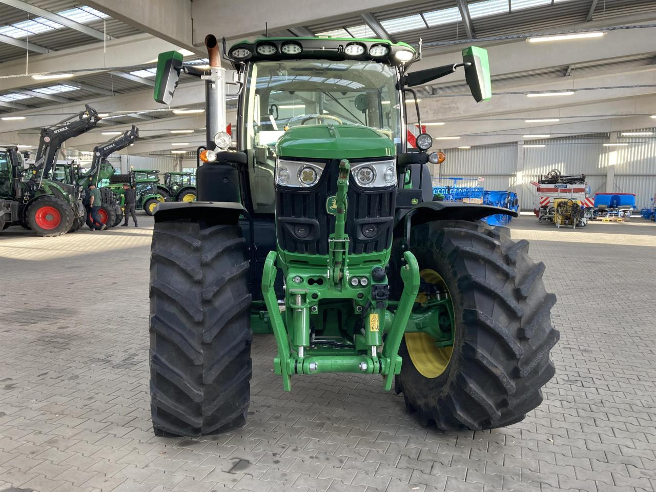 John Deere 6R 185 - 拖拉机:图4 John Deere 6R 185 - 拖拉机:图4