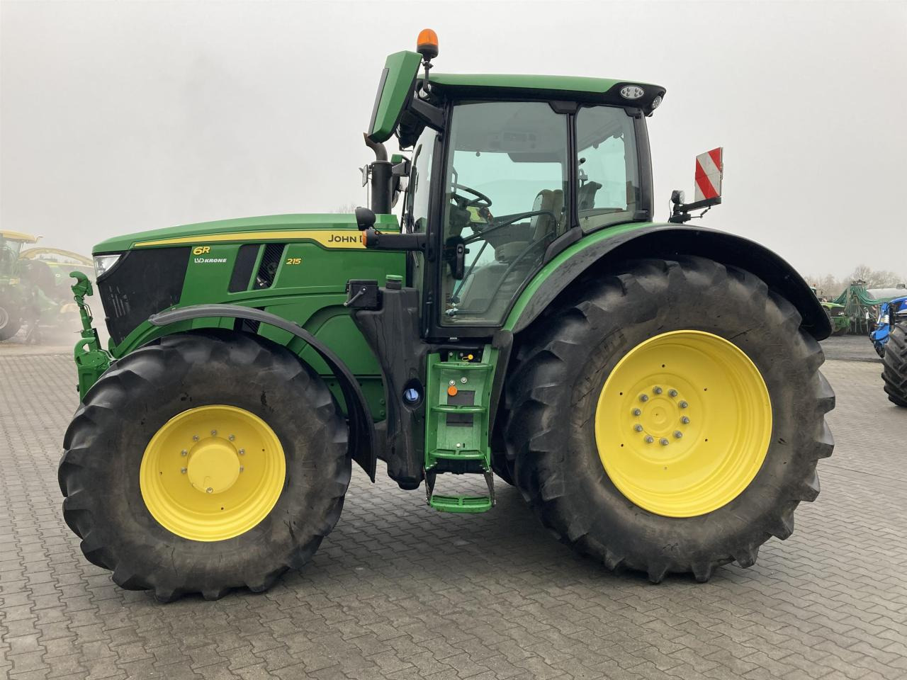 John Deere 6R 215 - 拖拉机:图2 John Deere 6R 215 - 拖拉机:图2