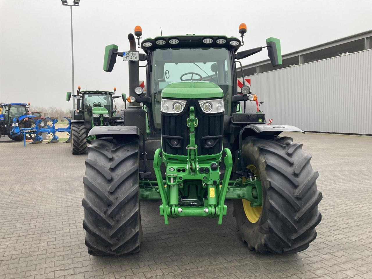 John Deere 6R 215 - 拖拉机:图1 John Deere 6R 215 - 拖拉机:图1