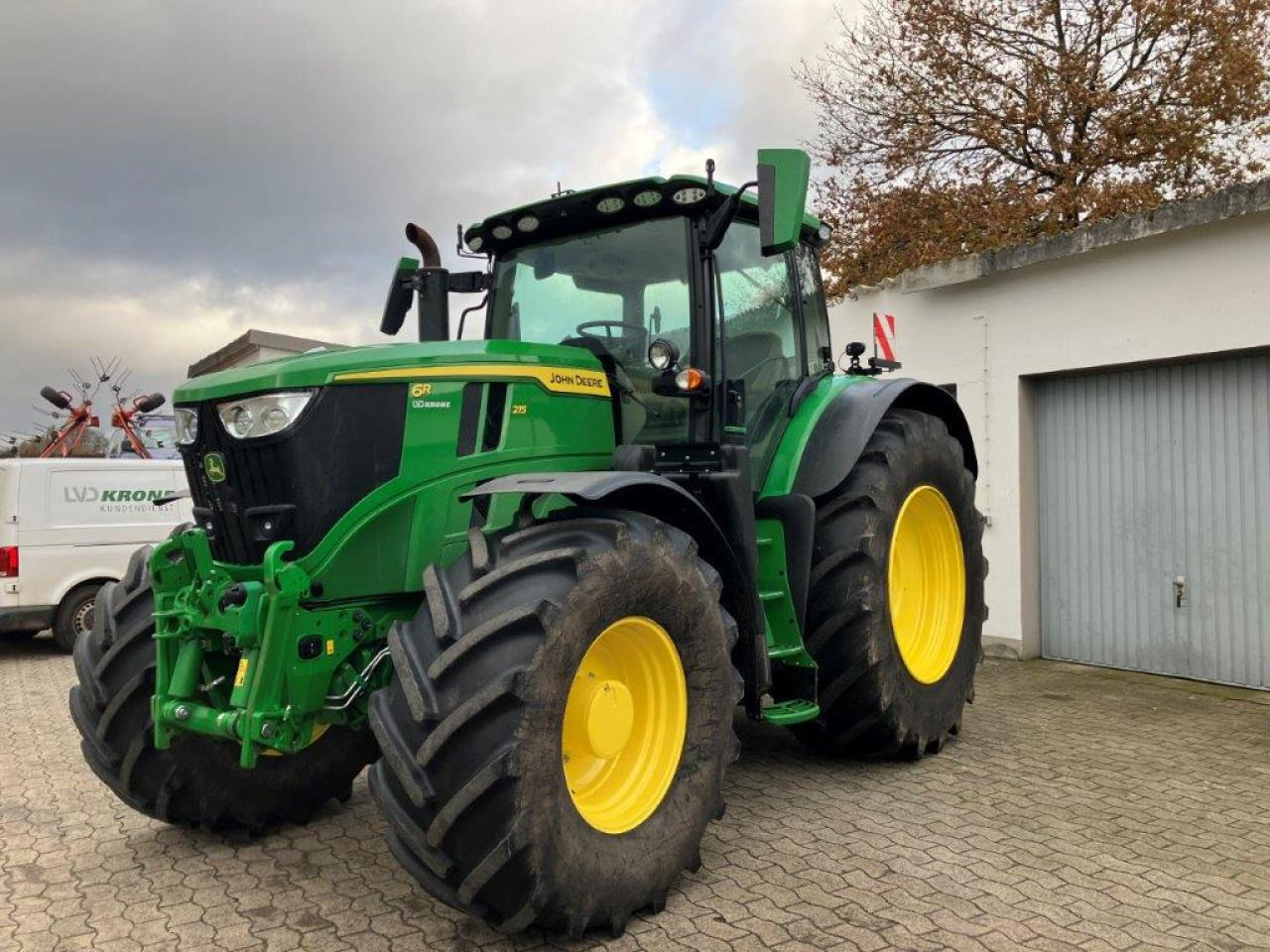 John Deere 6R 215 - 拖拉机:图1 John Deere 6R 215 - 拖拉机:图1