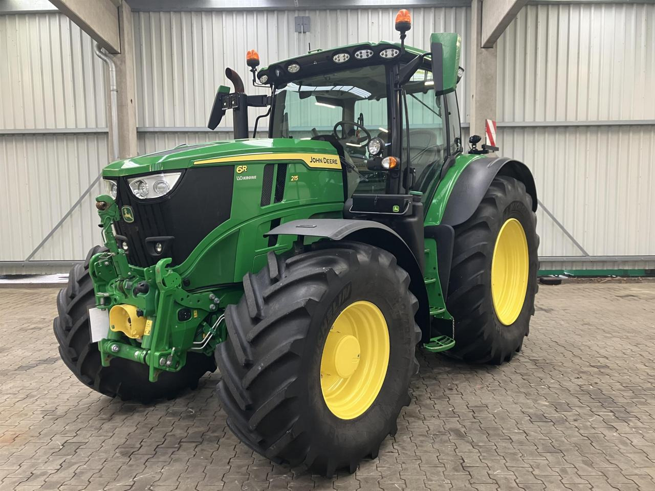 John Deere 6R 215 - 拖拉机:图1 John Deere 6R 215 - 拖拉机:图1