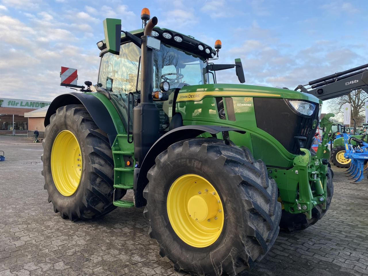 John Deere 6R 215 - 拖拉机:图1 John Deere 6R 215 - 拖拉机:图1