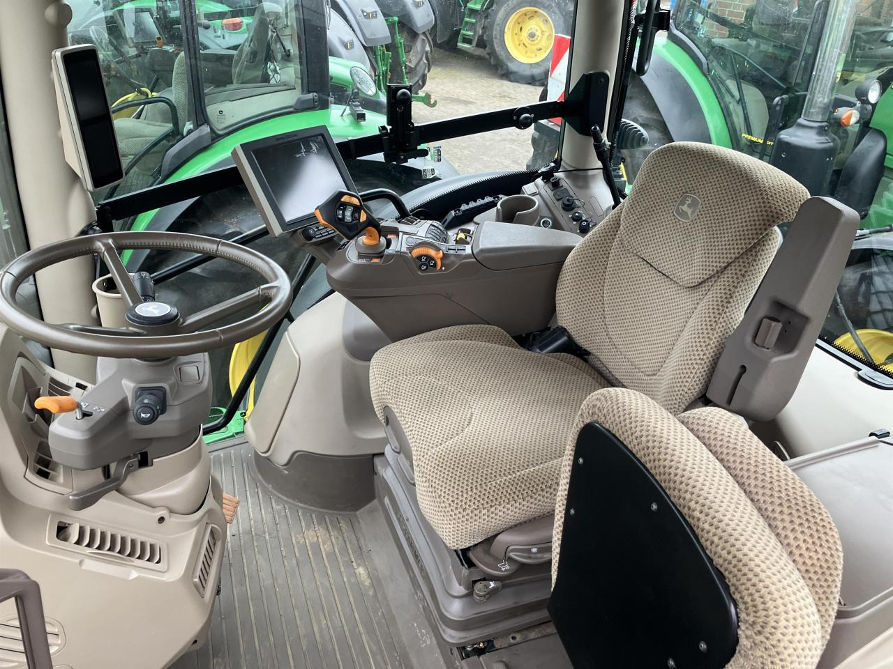 John Deere 6R 215 - 拖拉机:图5 John Deere 6R 215 - 拖拉机:图5