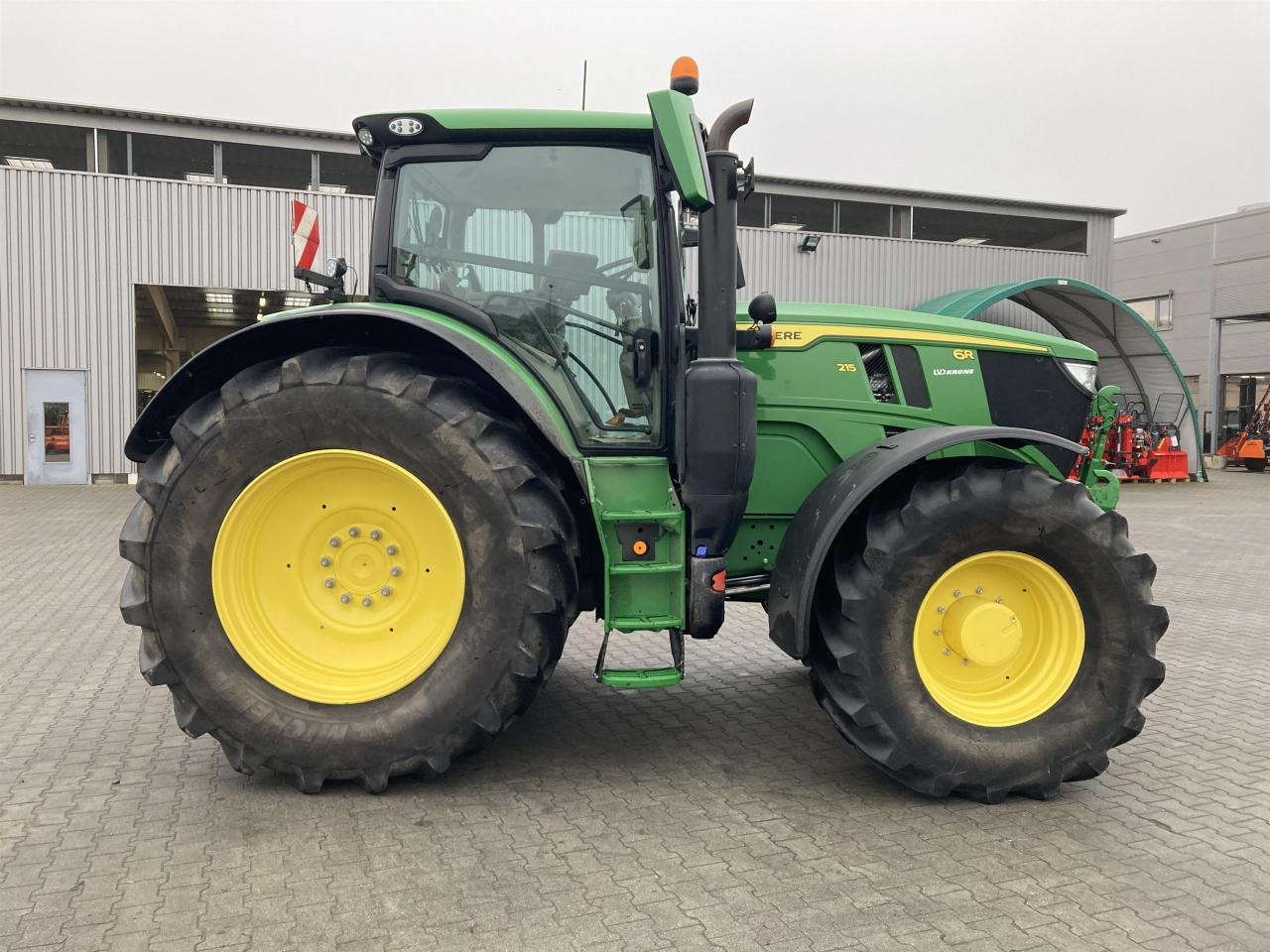 John Deere 6R 215 - 拖拉机:图4 John Deere 6R 215 - 拖拉机:图4