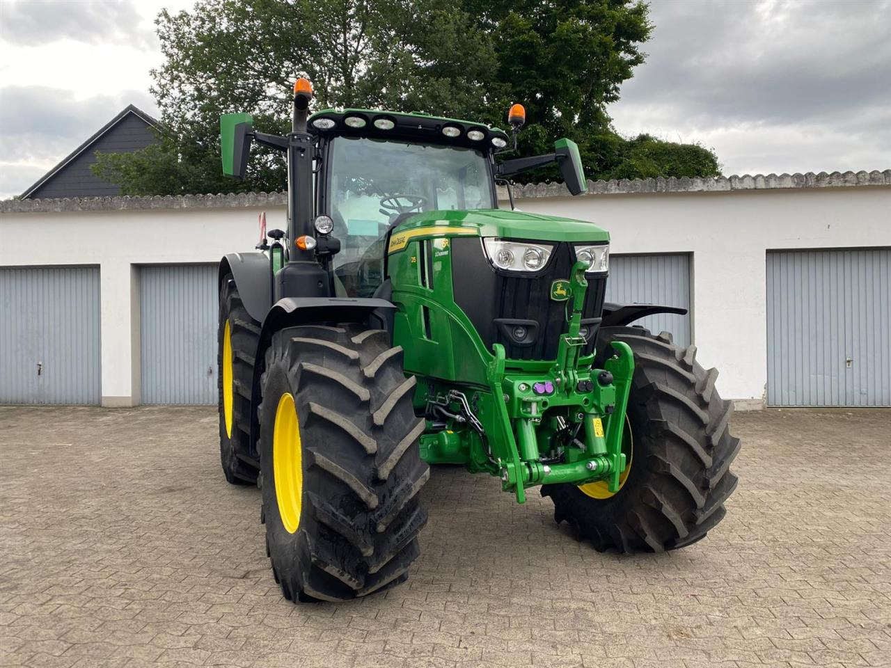 John Deere 6R 215 - 拖拉机:图2 John Deere 6R 215 - 拖拉机:图2