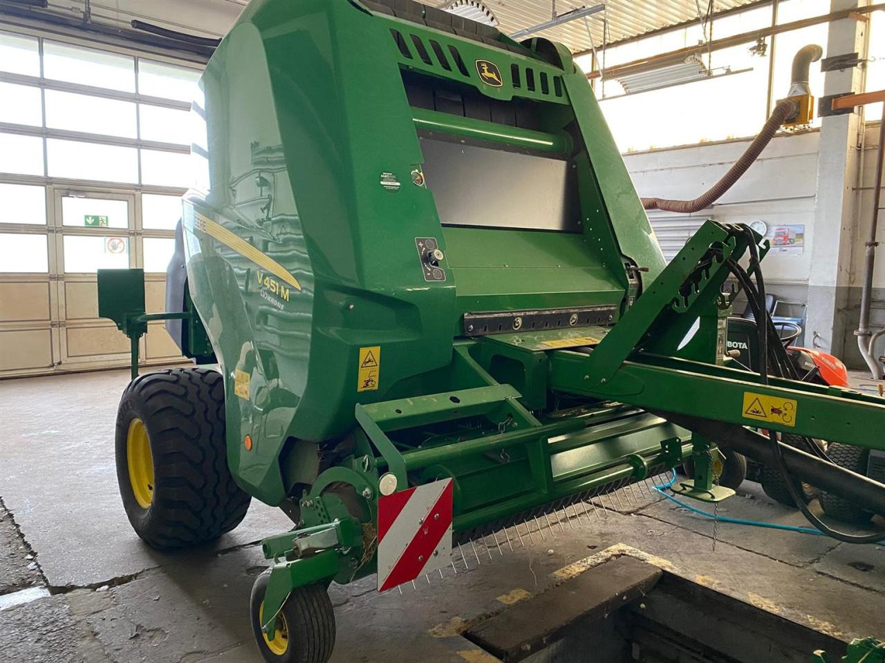 John Deere V451M MaxiCut 13 - 圆形打包机:图2 John Deere V451M MaxiCut 13 - 圆形打包机:图2