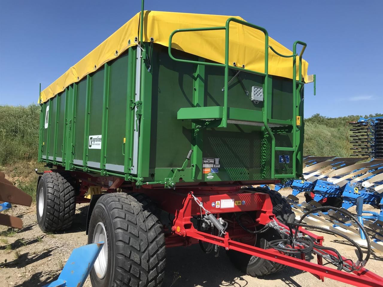 Kröger HKD 302 - 翻斗拖车:图1 Kröger HKD 302 - 翻斗拖车:图1